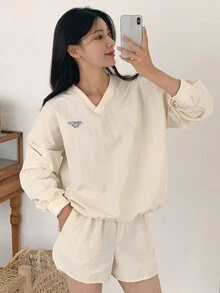 DAZY Áo chui đầu in chữ cổ chữ V và quần short Bộ 2 món đồ thể thao - Màu be - Xem 7