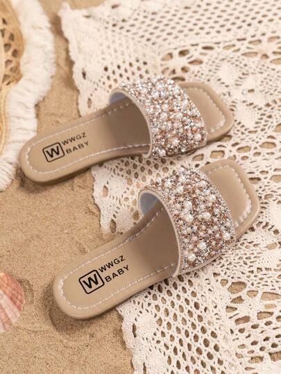 Summer Girls Strass & Pearl Decor Beach Sandaler, Fashionabla öppen tå Platta Princess Slides, Lämplig för studenter och utomhuskläder (Handgjord Strass placering något ojämn, slumpmässig sulfärg)