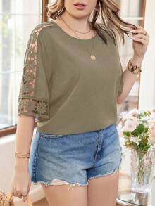 SHEIN Franclia Blusa de talla grande de unicolor con cuello redondo, contraste de encaje y mangas cortas - Café integral - Ver 3