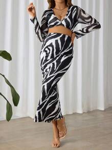 SHEIN 2 piezas Conjunto casual de top de manga larga con cuello en V y estampado total y falda de línea A para maternidad - Blanco y Negro - Ver 4