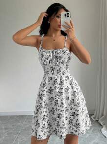 Breezaya Váy yếm ngắn xếp nếp phía trước in hoa cho nữ - Đen và trắng - Xem 6