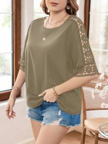 SHEIN Franclia Blusa de talla grande de unicolor con cuello redondo, contraste de encaje y mangas cortas - Café integral - Ver 4