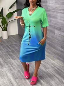 Slaydiva 夏季新款休闲简约假日V领露肩蓝绿渐变英文LOGO标语全印花侧袋宽松女装连衣裙-E - 彩色 - 查看 4