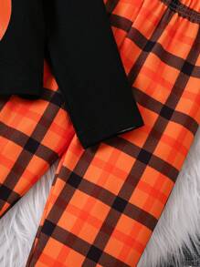 SHEIN Conjunto de 3 peças de bolsa crossbody de abóbora redonda para meninas, com estampa de abóbora de Halloween, gola simulada, manga comprida, leggings xadrez laranja, conjunto de 3 peças, adequado para outono, festa de Halloween, casual, passeios diários, festa, reunião de família, escola, presente de aniversário, piquenique, roupas de irmã combinando