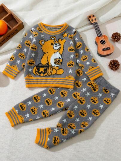 女婴舒适卡通南瓜熊针织毛衣套装，适合万圣节和秋冬季节穿着。这款舒适时尚的万圣节毛衣套装是女婴在万圣节期间穿着的理想之选。