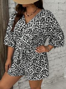 SHEIN VCAY Bộ áo liền quần ngắn tay cổ chữ V in hình Plus Size dành cho nữ, trang phục thường ngày - Đen và trắng - Xem 6