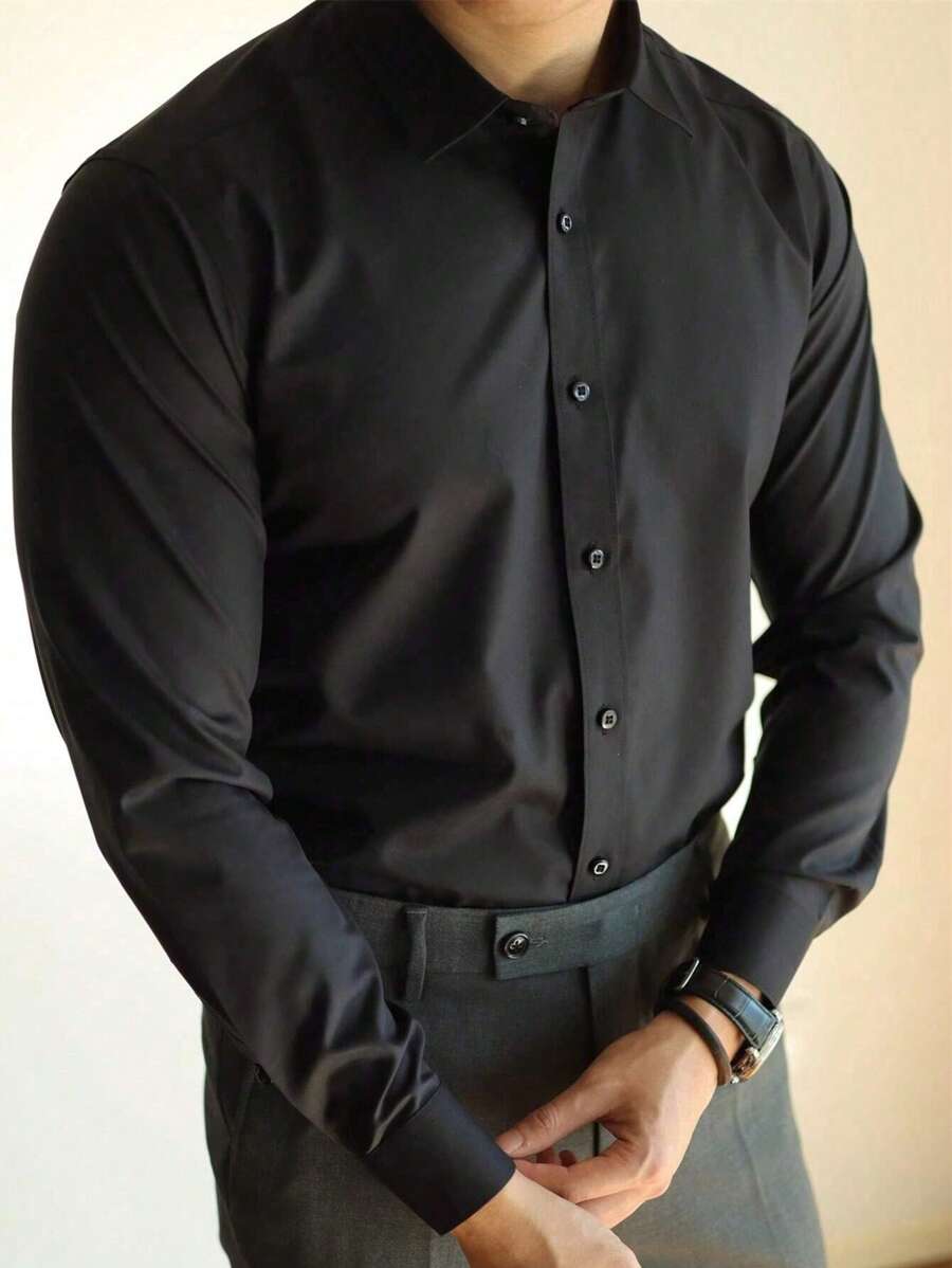 Manfinity Homme Herren Große Größen Einfarbiges Langarm Businesshemd, Ausgehen, Tailliertes Schwarzes Hemd, Herren Businesshemd, Schwarzes Hemd mit Knopfleiste, Herbst