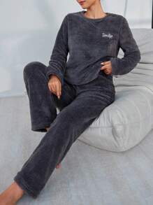 毛绒英文刺绣长袖圆领上衣和裤子保暖蓬松睡衣套装，秋冬服装，舒适套装