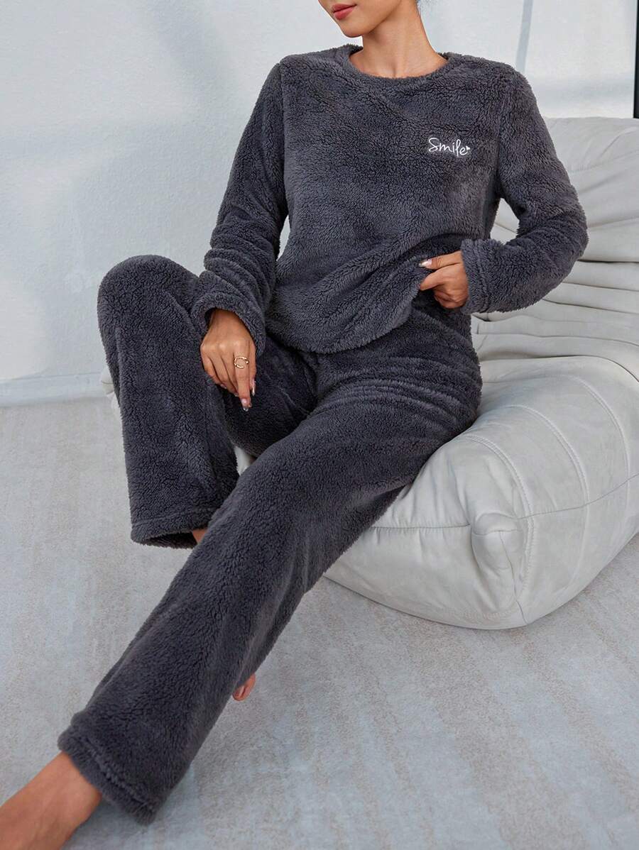 毛绒英文刺绣长袖圆领上衣和裤子保暖蓬松睡衣套装，秋冬服装，舒适套装