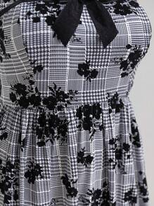 Soleia 大码女式方领植绒黑白格子印花植绒蝴蝶结装饰腰部 A 字学院风连衣裙