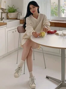 DAZY Áo chui đầu in chữ cổ chữ V và quần short Bộ 2 món đồ thể thao - Màu be - Xem 6
