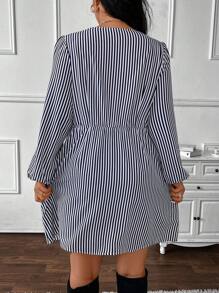 SHEIN Frenchy 大码女式条纹短款休闲长袖连衣裙 - 藍白色 - 查看 2