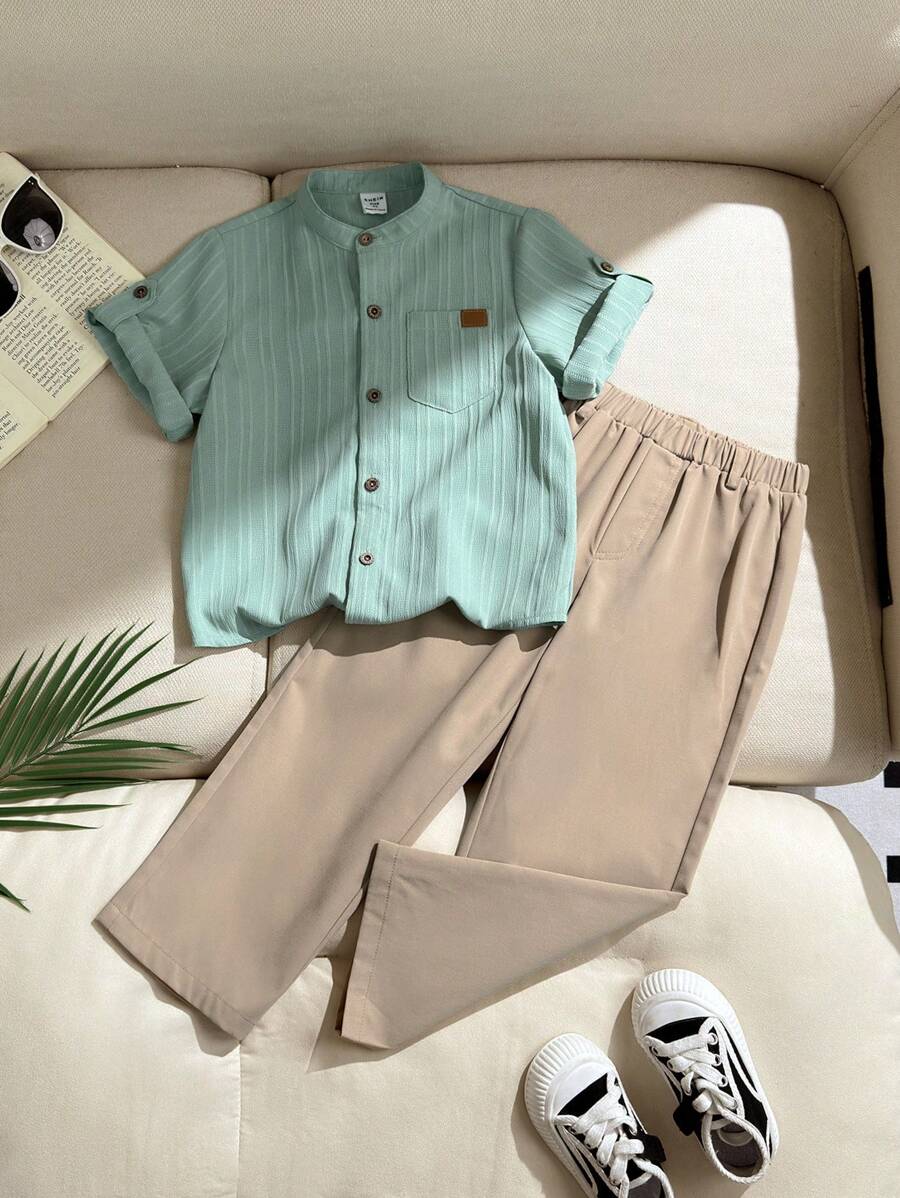 SHEIN 2 件套年轻男孩休闲学院风舒适时尚简约百搭柔软宽松纹理透气衬衫和实用工装裤套装，适合春夏季 - 卡其色 - 查看 1