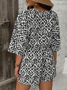 SHEIN VCAY Bộ áo liền quần ngắn tay cổ chữ V in hình Plus Size dành cho nữ, trang phục thường ngày - Đen và trắng - Xem 2