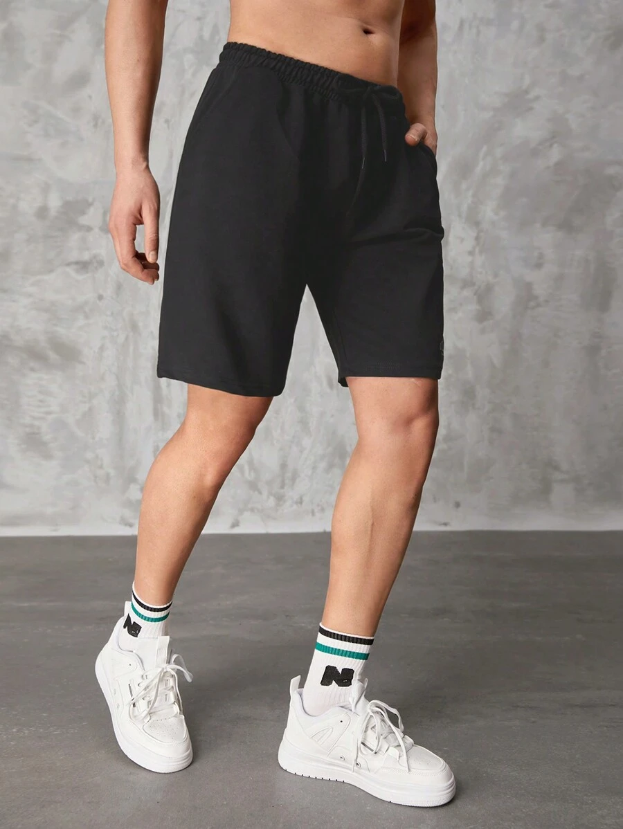 RueChic Men Slogan Graphic Drawstring Waist Shorts - màu đen - Xem 1