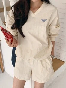 DAZY Áo chui đầu in chữ cổ chữ V và quần short Bộ 2 món đồ thể thao - Màu be - Xem 3