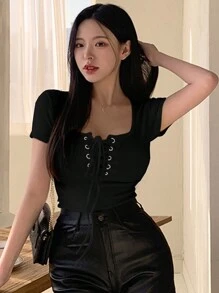 DAZY Damen einfarbiges Spitzen-Herzausschnitt Zugband Bindedetail Sommer Kurzarm T-Shirt Preppy Oberteil