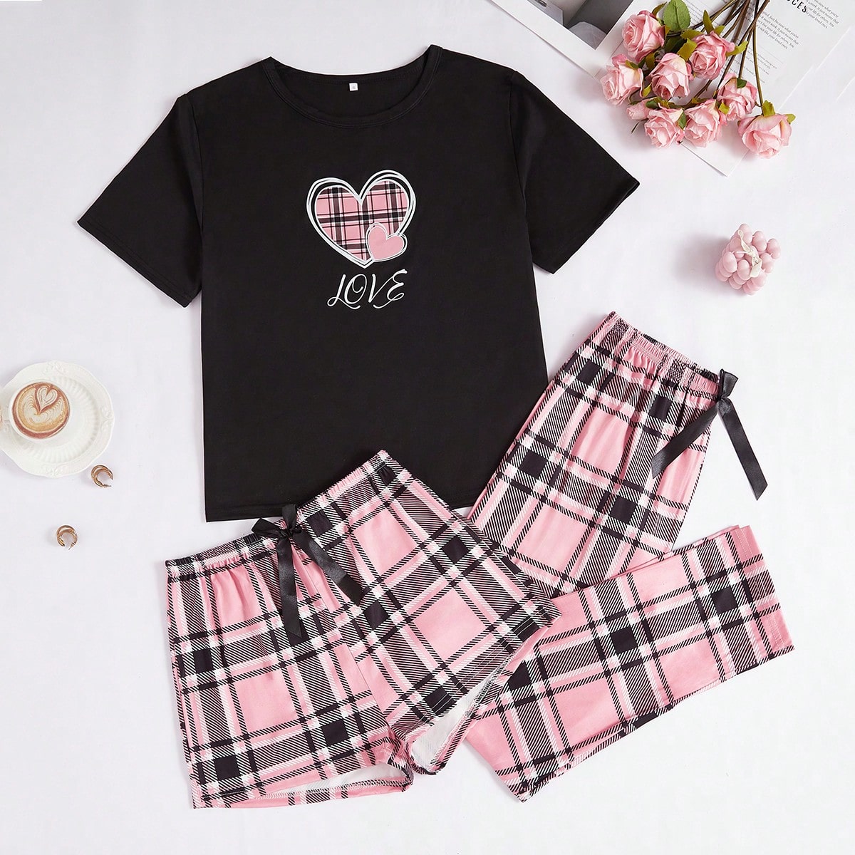 Set de pijama de 3 piezas con parte superior de manga corta con cuello redondo estampada con cuadros y corazones, y Bottom con decoración de lazo