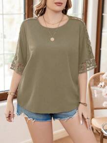 SHEIN Franclia Blusa de talla grande de unicolor con cuello redondo, contraste de encaje y mangas cortas - Café integral - Ver 6