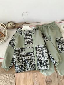 2 Stücke gewebter Windjacken-Anzug für kleine Jungen, Reißverschluss Design Patchwork, geeignet für 4-7 Jährige Jungen zum Tragen im Winter, Frühling und Herbst. Das Outfit ist aus windabweisendem Stoff mit ausgezeichneter Wärmeisolation gefertigt. Für Ausflüge und die Schule, und zeigt einen coolen Look, warm und modisch zugleich. Dieser gewebte Doppelreißverschluss Patchwork Windjacken-Set für Jungen wird eine modische Waffe für Jungen im Winter, Frühling und Herbst, und ihnen einen auffallenden Look verleihen!