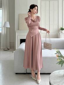 DAZY Bộ 2 món cho nữ sinh trở lại trường, áo và chân váy màu trơn trễ vai bất đối xứng. - Hồng - Xem 9