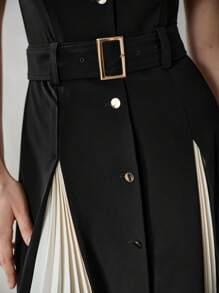 MOTF PREMIUM 翻领撞色褶饰面板扣带腰带中长连衣裙 - 黑與白 - 查看 2