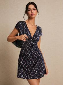 SHEIN Frenchy Thời trang nữ Váy chữ A cổ chữ V ngọt ngào, Váy hoa, Váy hoa mùa xuân, Váy nữ đi biển, Mùa hè Y2k, Váy hoa, Váy mùa hè dễ thương, Váy mùa hè - Nhiều màu - Xem 1