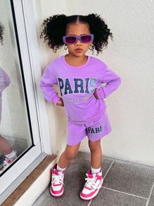 SHEIN Explorewe 女童紫色长袖运动衫和休闲裤套装，这款女童紫色长袖运动衫休闲套装采用清新的紫色色调和时尚的字母印花设计，是女孩日常穿着和活动的理想选择。胸前简洁优雅的字母设计与整体紫色色调相得益彰。配套的短裤也采用相同的清新紫色，营造出统一和谐的外观。整体设计简洁优雅，充满青春活力，适合日常休闲穿着、户外旅行和户外活动，适合秋冬季节。