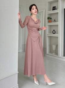 DAZY Bộ 2 món cho nữ sinh trở lại trường, áo và chân váy màu trơn trễ vai bất đối xứng. - Hồng - Xem 7