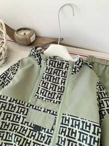 2 Stücke gewebter Windjacken-Anzug für kleine Jungen, Reißverschluss Design Patchwork, geeignet für 4-7 Jährige Jungen zum Tragen im Winter, Frühling und Herbst. Das Outfit ist aus windabweisendem Stoff mit ausgezeichneter Wärmeisolation gefertigt. Für Ausflüge und die Schule, und zeigt einen coolen Look, warm und modisch zugleich. Dieser gewebte Doppelreißverschluss Patchwork Windjacken-Set für Jungen wird eine modische Waffe für Jungen im Winter, Frühling und Herbst, und ihnen einen auffallenden Look verleihen!