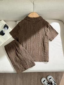 SHEIN Ropa de verano para niños: Camisa tipo polo cómoda y casual hecha de tela texturizada con cremallera en el collar y pantalones cortos de tela texturizada, conjunto de 2 piezas, adecuados para jugar al aire libre, ropa de calle y fiestas, caminatas por la ciudad - Marrón - Ver 2