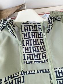 2 Stücke gewebter Windjacken-Anzug für kleine Jungen, Reißverschluss Design Patchwork, geeignet für 4-7 Jährige Jungen zum Tragen im Winter, Frühling und Herbst. Das Outfit ist aus windabweisendem Stoff mit ausgezeichneter Wärmeisolation gefertigt. Für Ausflüge und die Schule, und zeigt einen coolen Look, warm und modisch zugleich. Dieser gewebte Doppelreißverschluss Patchwork Windjacken-Set für Jungen wird eine modische Waffe für Jungen im Winter, Frühling und Herbst, und ihnen einen auffallenden Look verleihen!