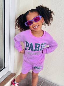 SHEIN Explorewe 女童紫色长袖运动衫和休闲裤套装，这款女童紫色长袖运动衫休闲套装采用清新的紫色色调和时尚的字母印花设计，是女孩日常穿着和活动的理想选择。胸前简洁优雅的字母设计与整体紫色色调相得益彰。配套的短裤也采用相同的清新紫色，营造出统一和谐的外观。整体设计简洁优雅，充满青春活力，适合日常休闲穿着、户外旅行和户外活动，适合秋冬季节。
