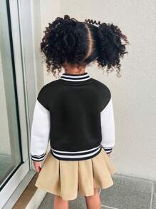 SHEIN Explorewe 女童黑色棒球外套搭配卡其色短裙套装，经典棒球外套搭配时尚卡其色短裙，休闲又不失运动感，展现小朋友活泼的个性，同时又不失舒适感。适合秋冬季日常休闲、户外出行、户外活动穿着。 - 玫紅色 - 查看 2