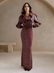 عنابي اللون