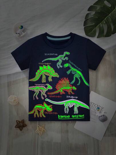 Ung pojke nattglöd tecknad dinosaurietryckt sommar kortärmad T-shirt, trendig stil