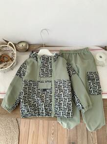 2 Stücke gewebter Windjacken-Anzug für kleine Jungen, Reißverschluss Design Patchwork, geeignet für 4-7 Jährige Jungen zum Tragen im Winter, Frühling und Herbst. Das Outfit ist aus windabweisendem Stoff mit ausgezeichneter Wärmeisolation gefertigt. Für Ausflüge und die Schule, und zeigt einen coolen Look, warm und modisch zugleich. Dieser gewebte Doppelreißverschluss Patchwork Windjacken-Set für Jungen wird eine modische Waffe für Jungen im Winter, Frühling und Herbst, und ihnen einen auffallenden Look verleihen!