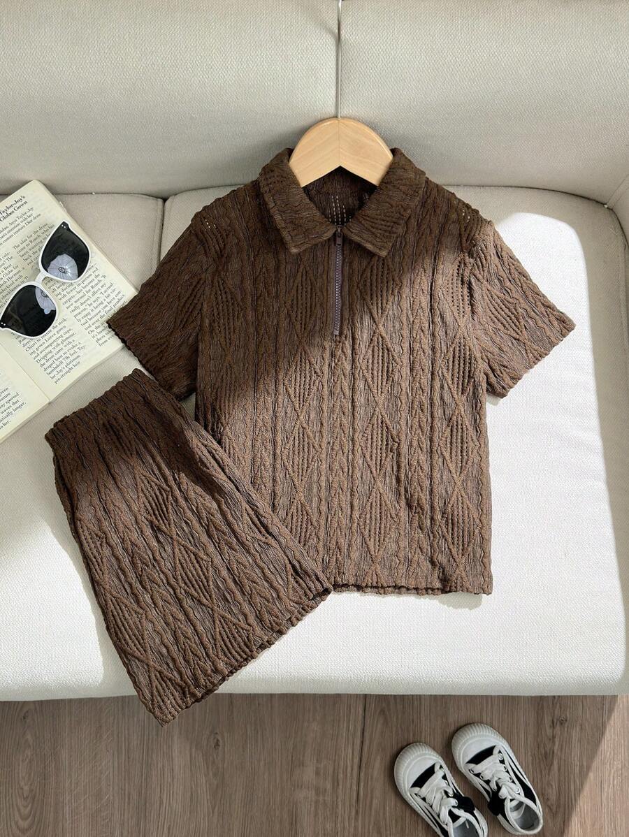 SHEIN LMoss Kids 两件套儿童夏季套装 - 包括一件带领拉链的纹理面料 Polo 衫和一条纹理面料短裤,舒适休闲,适合户外玩耍、街头摄影、派对和城市漫步。 - 咖啡棕 - 查看 1