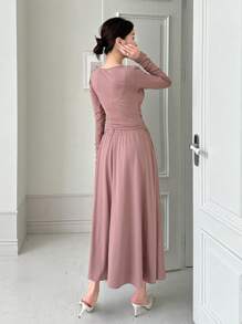 DAZY Bộ 2 món cho nữ sinh trở lại trường, áo và chân váy màu trơn trễ vai bất đối xứng. - Hồng - Xem 2