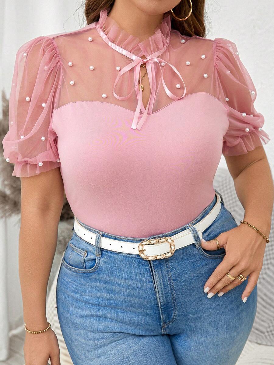 Reflora Camiseta Elegante de Manga Bufante com Decote Amarrado, Recorte em Malha e Decoração com Pérolas Falsas para Mulheres Plus Size no Verão - Rosa chiclete - Visão 1