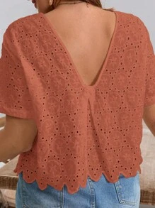 SHEIN Frenchy Camisa de verano para vacaciones de talla grande, de unicolor, con cuello redondo, manga corta y bordado de ojales