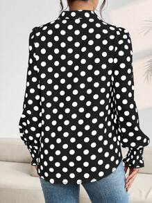 EMERY ROSE Camisa Feminina Elegante de Manga Longa com Decote V Profundo e Estampa de Bolinhas, Modelo Slim Fit - Preto e Branco - Visão 2