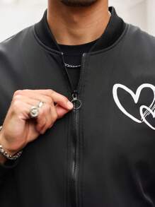 Manfinity Homme Chaqueta de béisbol de manga larga con estampado de corazón para hombres, para primavera/otoño