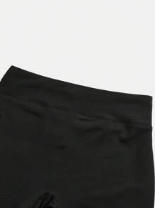 SHEIN Conjunto de ropa deportiva para niña preadolescente con top corto de unicolor y shorts - Negro - Ver 15