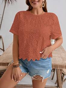 SHEIN Frenchy Camisa de verano para vacaciones de talla grande, de unicolor, con cuello redondo, manga corta y bordado de ojales
