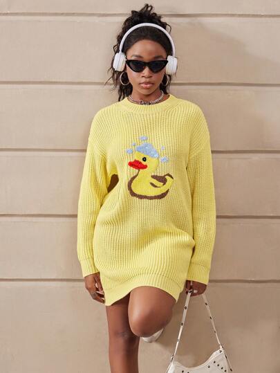 Vestido de suéter tejido para niñas adolescentes, nueva llegada. Tejido con cálido y a la moda punto de cable. Amarillo con estampado de dibujos animados de pato lindos, que muestra un estilo alegre y adorable. El suéter brinda calidez y protección, mientras que el patrón agrega profundidad y un elemento de moda. Fácil de usar sin sentirse voluminoso. Adecuado para que las adolescentes lo usen en primavera, otoño e invierno para diversas actividades, mostrando un estilo de moda único y  personal. El color brillante resalta el atractivo saludable de la juventud. El vestido de suéter es adecuado para el hogar, los viajes, las reuniones, la escuela, las compras, las fiestas festivas y talla grande.