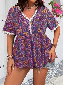 Flirla Blusa de manga corta de talla grande con estampado todo sobre, patchwork de encaje y ribete de concha, casual de todos los días - Morado - Ver 1