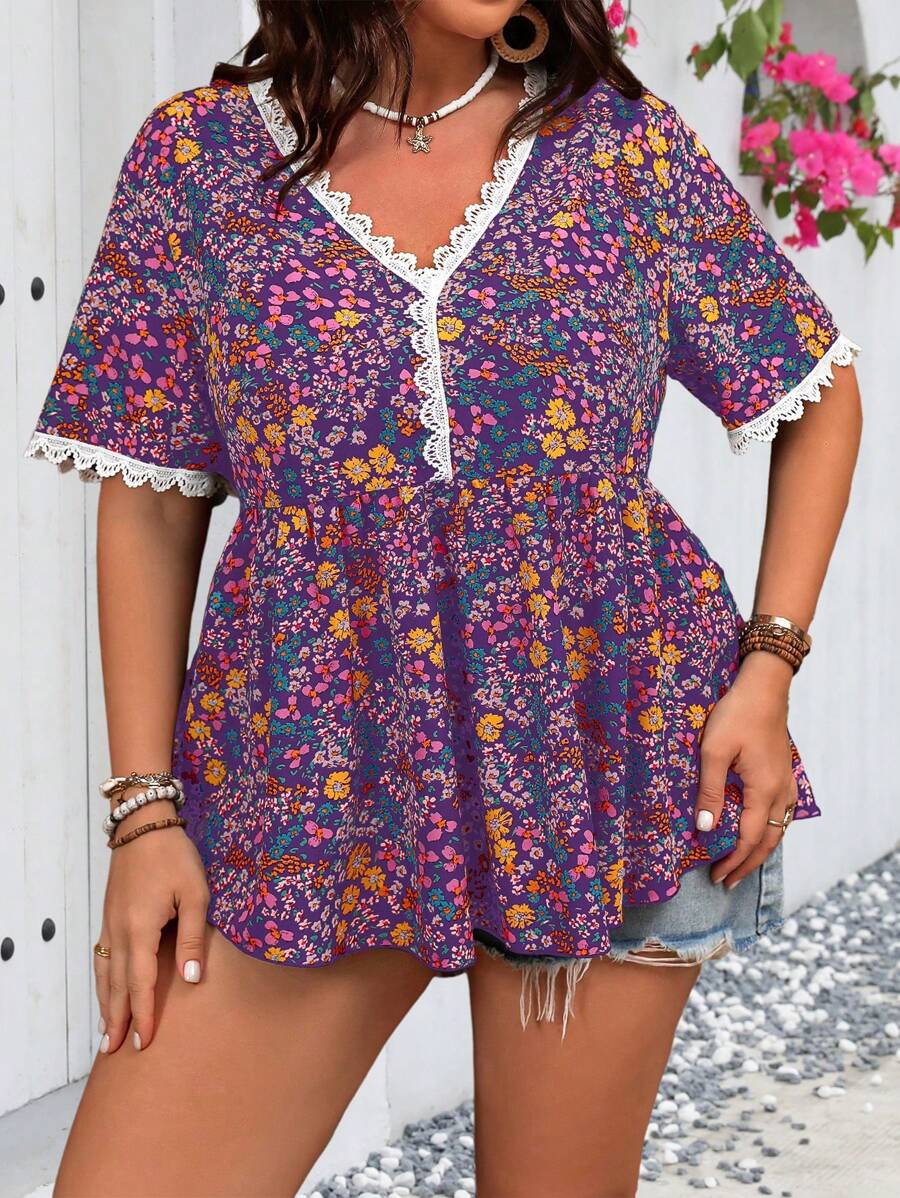 Flirla Blusa de manga corta de talla grande con estampado todo sobre, patchwork de encaje y ribete de concha, casual de todos los días - Morado - Ver 1