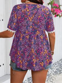 Flirla Blusa de manga corta de talla grande con estampado todo sobre, patchwork de encaje y ribete de concha, casual de todos los días - Morado - Ver 2