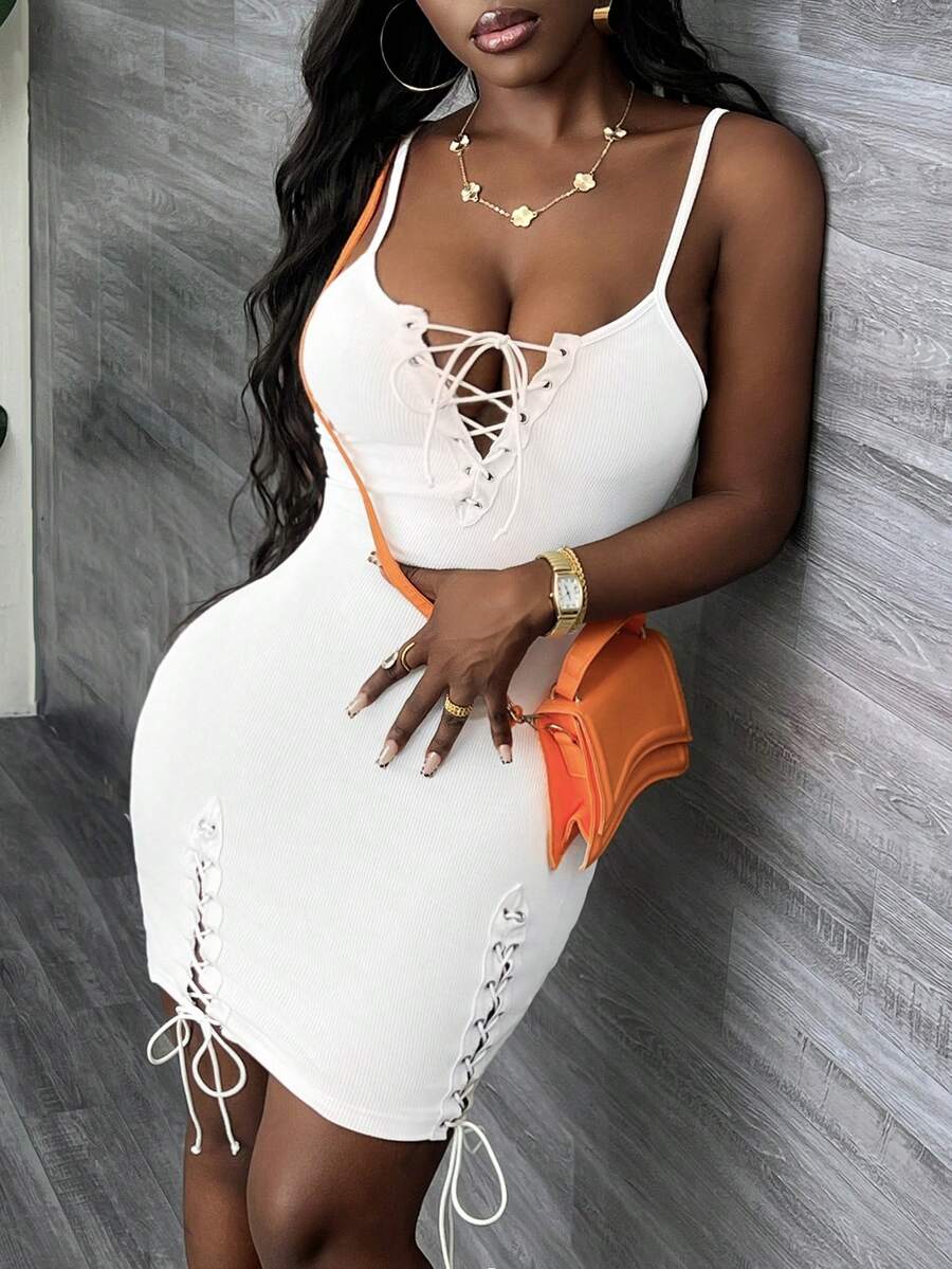 Slaydiva Vestido mini ajustado de Body con telas acanaladas con tirantes - Blanco - Ver 1